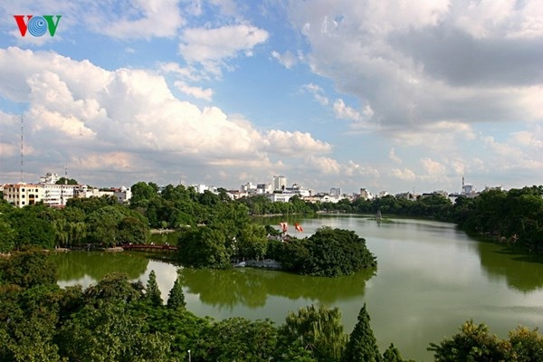 Hồ Gươm quyến rũ khi vào thu - 15
Toàn cảnh Hồ Gươm trong cảnh sắc mùa thu. Hàng cây xanh, vài ngọn cây loà xoà đón nắng ửng vàng…