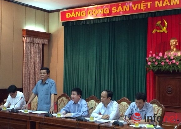 
Ông Nguyễn Phong Cầm - Phó Chủ tịch UBND quận Ba Đình cho rằng không phải hỏi ý kiến người dân việc xây đường cống mới tại số nhà 146 Quán Thánh.
