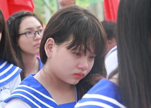 Xúc động nữ sinh lớp 12 kể về mẹ khiến cả trường rớt nước mắt - 1 - ảnh 1