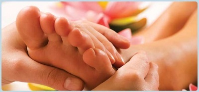 Mẹo đi giày cao gót an toàn - 1
Massage bàn chân sau khi đi giày giúp tăng lượng máu lưu thông.