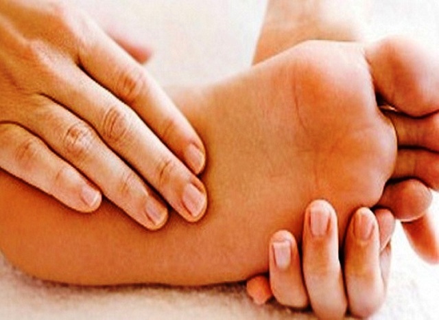Mùa đông, chân tay lạnh ngắt, xử lý thế nào? - 1 Mùa đông, nhiều người thường gặp phải tình trạng chân tay bị tê cứng, ê buốt