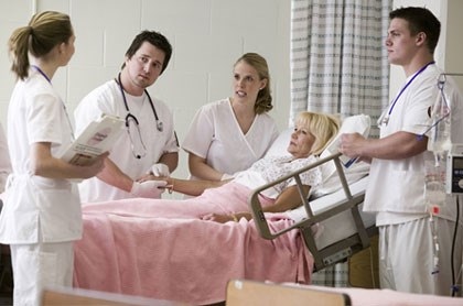 Vì sao nghề y tá kén chọn nam giới? - 1 Vì sao nghề y tá kén chọn nam giới? - 1