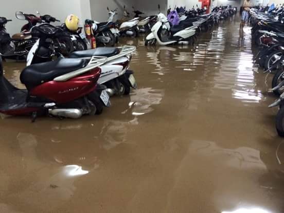 Người dân Hà Nội thức trắng đêm tát nước ngập - 1 Tầng hầm một chung cư ở Sài Đồng vào 22h đêm qua. Ban quản lý tòa nhà phải huy động máy bơm công suất lớn.