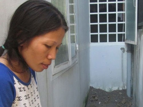 Nỗi đau người mẹ có con bị chồng giết rồi chôn xác trong nhà - 1 Chị Chính bên cạnh vị trí hố mà Tâm đã phi tang thi thể của đứa con trai