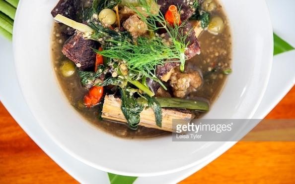 Những món ăn “nhìn phát thèm” của nước Lào - 7
Món Or Lam. Là món ăn phổ biến phía Bắc Lào, Or Lam là món hầm được chế biến từ các loại rau củ, đậu, nấm đen, bầu khô với gia vị chính là ớt, sau đó rắc thêm chút rau thơm để làm dậy mùi thơm. Đây là món ăn được xếp vào hàng món chính trong các gia đình người Lào