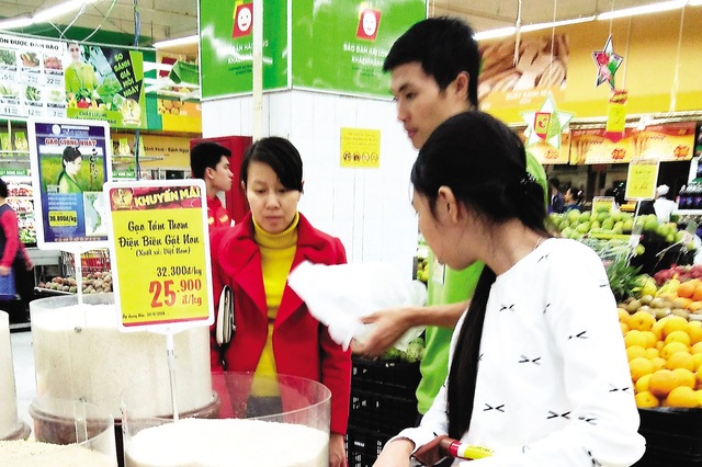 Mặc dù được quảng cáo rầm rộ nhưng tại một số siêu thị, các mặt hàng thiết yếu lại khuyến mại không nhiều. Ảnh: TT