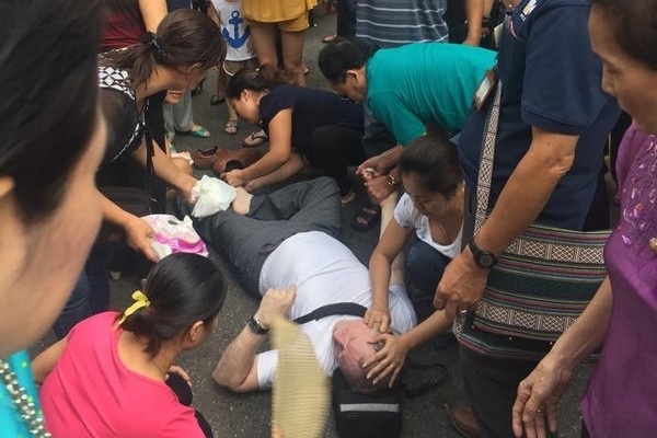 Sau vụ chích máu cứu sống ông Tây: Không phải trường hợp nào cũng có thể châm cứu - 1 Người dân Hà Nội “sơ cứu” cho người đàn ông nước ngoài bị ngất trong phố cổ. Ảnh: Trịnh Gia Bách