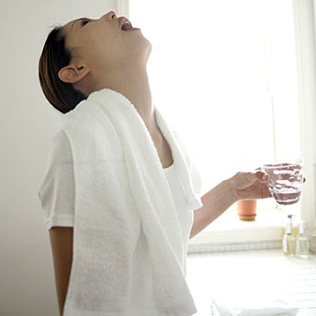 Sử dụng dung dịch súc miệng thế nào cho an toàn? - 1
Nên dùng nước muối 0,9% súc miệng sau đánh răng buổi sáng, buổi tối.