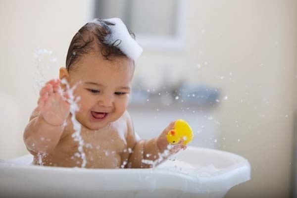 Sự thật về việc "trẻ thường xuyên dùng sữa tắm sẽ dậy thì sớm" - 1
Ảnh minh họa