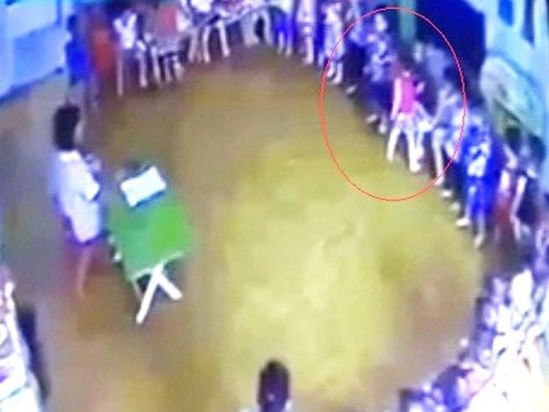Xử lý nghiêm 2 vụ đánh trẻ ở mầm non tư thục Nụ Cười Xinh và Hoa Trạng Nguyên - 1 Hình ảnh từ clip cho thấy cô giáo để trẻ tát bạn ngay trong giờ học.