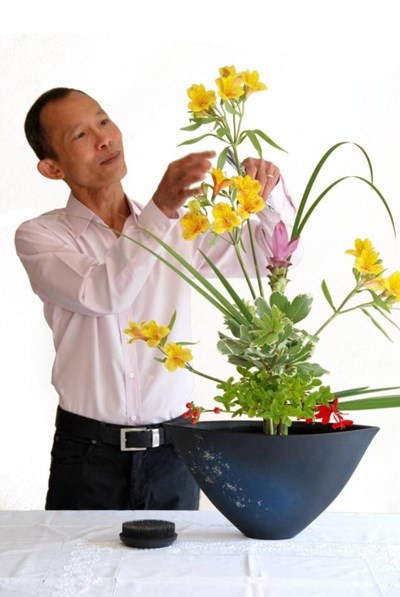 nghệ nhân gốc việt làm chuyên gia phê bình nghệ thuật của báo pháp hình 0 nghe nhan goc viet lam chuyen gia phe binh nghe thuat cua bao phap hinh 0