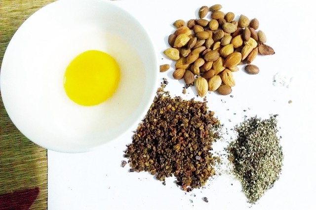 “Thần dược” tai biến, dùng 1 lần, phòng cả đời? - 1 “Thần dược” phòng tai biến được bào chế từ hỗn hợp gồm 5 vị thuốc: Hạnh nhân, chi tử, đào nhân, tiêu hạt, gạo nếp và lòng trắng trứng gà. Ảnh C.Tuân