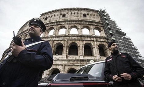 Cảnh sát Italia gồng mình bảo vệ "Năm thánh" - 1 Cảnh sát Italia gồng mình bảo vệ "Năm thánh" - 1