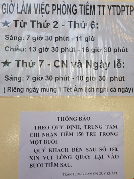 TP.HCM: Cả gia đình đi lấy số tiêm vắc xin dịch vụ - 1 Thông báo của Trung tâm Y tế dự phòng TP.HCM. Ảnh: Tùng Sơn