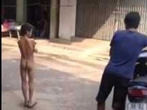 "Cai nghiện" game- Những câu chuyện đắng lòng - 1
Hình ảnh trong clip bố bắt con lột quần áo đi bộ về vì chơi game