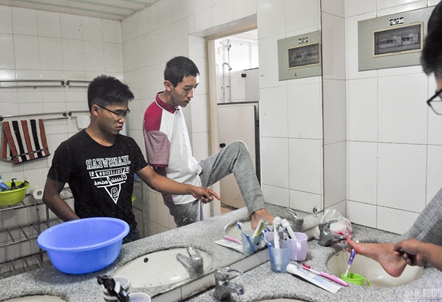 Ngày đầu ở trường đại học của chàng tân sinh viên không tay - 3 Ngày đầu ở trường đại học của chàng tân sinh viên không tay - 3