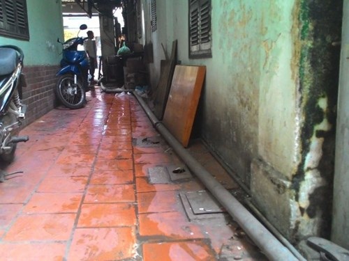 Tại sao người dân ở 146 Quán Thánh… "muốn" sống cùng nước cống? - 1
Mặt đường Quán Thánh cao hơn toàn bộ phần nền của khu nhà số 146 nên để thoát nước tạm thời, UBND phường đã phải lắp ống và dùng máy bơm đẩy nước thải ra ngoài.