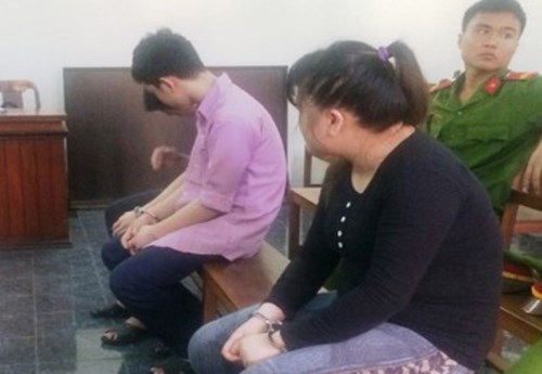 "Tú bà" trẻ tuổi nhiều lần bắt ép bé gái "tiếp khách" - 1 Các bị cáo tại tòa