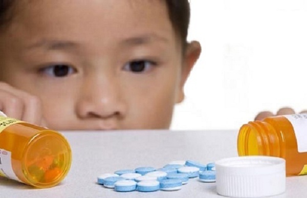 Xử lý thế nào khi cho trẻ uống nhầm thuốc tây? - 1 Trẻ có thể gặp nguy hiểm khi uống nhầm thuốc tây. Ảnh minh họa