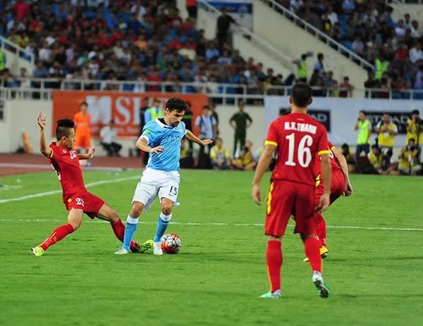 Các tuyển thủ đội tuyển quốc gia Việt Nam ngăn chặn pha đi bóng của Navas, ảnh: Tiến Đạt Các tuyển thủ đội tuyển quốc gia Việt Nam ngăn chặn pha đi bóng của Navas, ảnh: Tiến Đạt