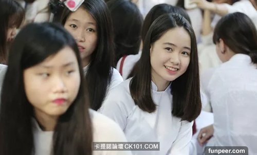 Báo TQ ca ngợi vẻ đẹp của thiếu nữ Việt khi mặc áo dài - 10
Diện áo dài trắng, những nữ sinh Việt thêm phần duyên dáng, xinh đẹp.