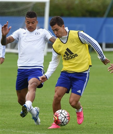 Chelsea sứt mẻ đội hình nghiêm trọng trước trận derby - 10
Tài năng trẻ Kenedy tranh bóng với Harzard, phong độ của tiền vệ người Bỉ cũng đang không tốt