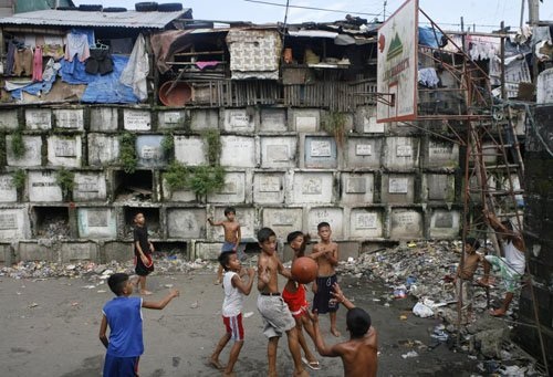 Ảnh: Người sống "ăn ở" cùng người chết ở Philippines - 10 Ảnh: Người sống "ăn ở" cùng người chết ở Philippines - 10