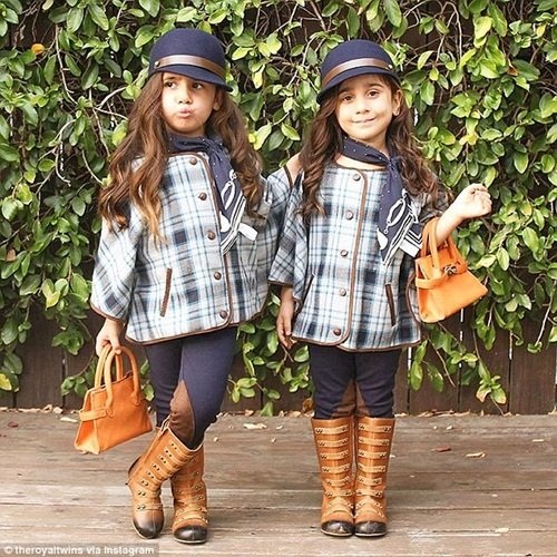 
Tuy thường phối đồ cho hai cô con gái giống hệt nhau từ quần áo đến phụ kiện nhưng Lucy, mẹ của hai bé khẳng định rằng, Bella và Chloe có phong cách riêng của mình.
