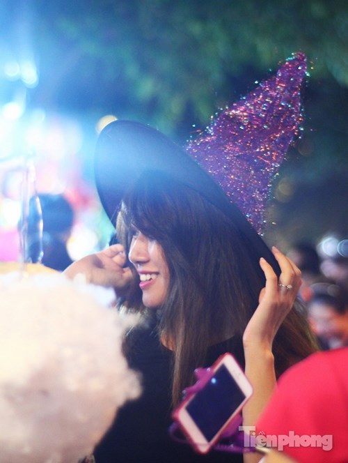 Tuyến phố Hàng Mã từ lâu đã trở thành điểm chụp ảnh lý tưởng của nhiều thiếu nữ mỗi mùa Trung thu, đặc biệt là vào buổi tối.