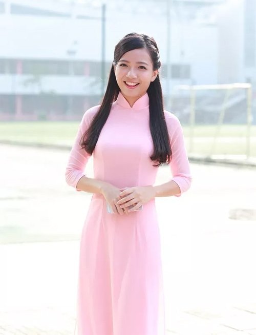 Báo TQ ca ngợi vẻ đẹp của thiếu nữ Việt khi mặc áo dài - 11
Cô giáo trường Ams Phan Hồng Anh cũng nhận được rất nhiều lời khen ngợi của dân mạng TQ