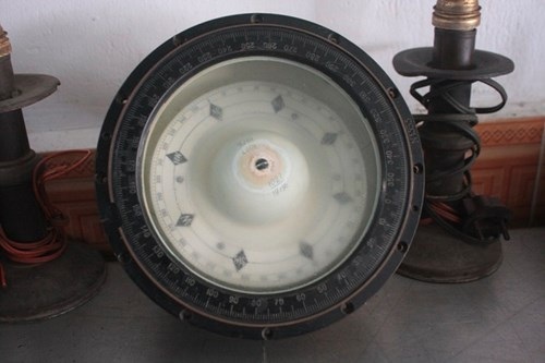Ngắm bộ sưu tập kỷ vật chiến tranh độc đáo của chàng trai trẻ - 11
Chiếc la bàn thủy lôi mà anh Hiền vừa sưu tầm được.