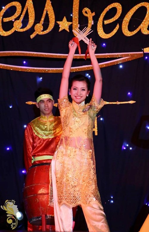 Chuyện về MC trường Báo từng 2 năm "không thể nói, cười" - 11 
Không chỉ ghi dấu trong các cuộc thi MC, Mai Anh còn lọt top 10 cuộc thi Tài sắc nữ sinh Báo chí Press Beauty 2014 và giành các giải thưởng: Miss Báo chí (giải Tác phẩm báo chí xuất sắc nhất), Miss Thân thiện, Miss Royal Food Court (giải thi nấu ăn). Dù không đoạt ngôi vị Hoa khôi hay Á khôi nhưng Mai Anh được bạn bè gọi vui là “Nữ hoàng giải phụ” nhờ những tài lẻ của mình. Ảnh: Fanpage Press Beauty 2014