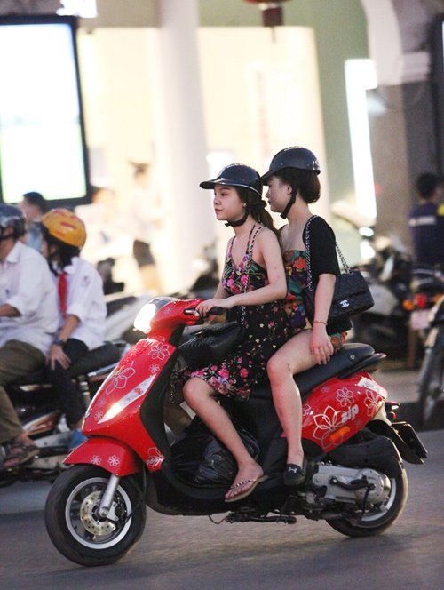 
Những chiếc váy 2 dây hoa sặc sỡ đặc trưng của mùa hè chưa hề bị thất sủng
