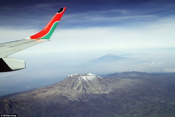 Nóc nhà châu Phi - đỉnh núi Kilimanjaro như đang ở dưới chân bạn.