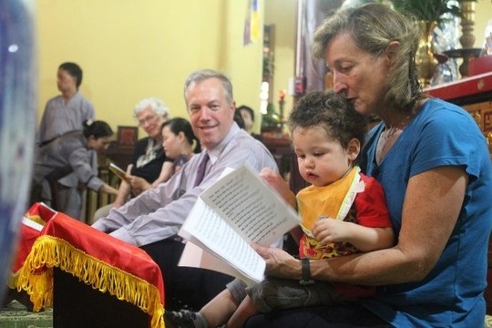 Đại sứ Mỹ đội mưa đưa mẹ lên chùa Quán Sứ làm lễ Vu lan - 10