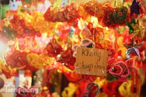 
 

Để tránh tình trạng ách tắc, nhiều cửa hàng đã treo biển Không chụp ảnh.

Theo Thanh Hà - Minh Hạnh

Tiền Phong 
