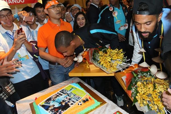 Hai ngôi sao của Man City thổi nến trên bánh sinh nhật Hai ngôi sao của Man City thổi nến trên bánh sinh nhật