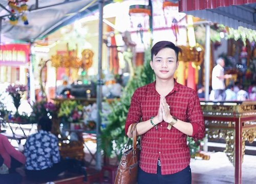 Dân mạng “phát sốt” với “mỹ nam hầu đồng” - 13
Hình ảnh đời thường của mỹ nam hầu đồng