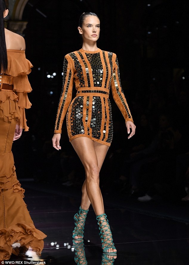 
Alessandra Ambrosio với những sải bước mê hoặc
