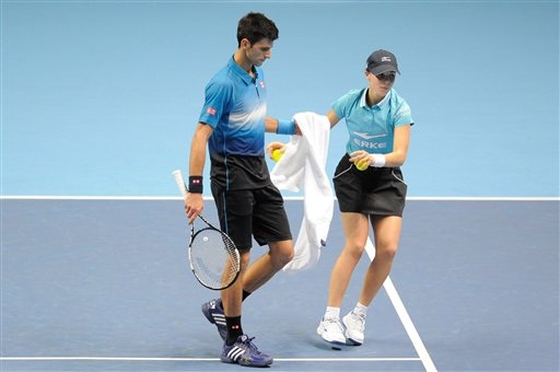 Các khoảnh khắc đưa Djokovic thống trị làng banh nỉ thế giới - 4
Djokovic nhận khăn để lau mồ hôi từ một tình nguyện viên trong trận đấu