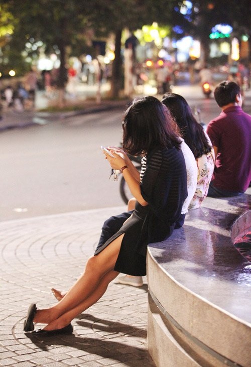 
Được biết, ở một số khu phố, quần áo mùa hè vẫn bán tốt
