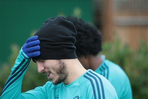 Terry, Falcao trở lại tập luyện cùng Chelsea - 5
Hazard cười đùa bước ra sân tập. Tiền đạo người Bỉ rất nỗ lực thi đấu trong thời gian gần đây, nhưng anh chơi không hiệu quả
