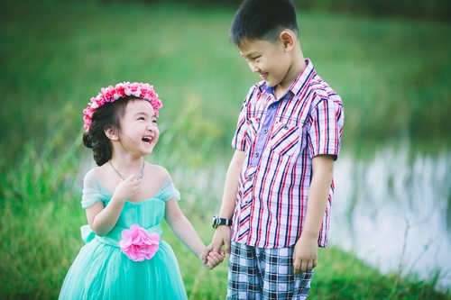 Bé gái Lâm Đồng đẹp như thiên thần "đốn tim" dân mạng - 15
Cười hồn nhiên, tinh nghịch bên anh trai