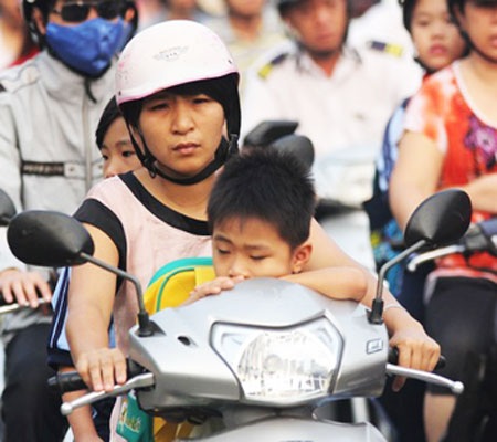 Những giấc ngủ đờ đẫn trên xe của trẻ lúc đến trường - 14
Trong khi đó, nhiều phụ huynh lại còn không mang mũ bảo hiểm cho bé, để mặc con mình đầu đội trời, chân đạp gióng xe