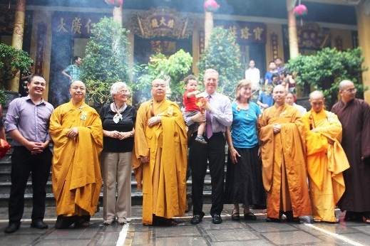 Kết thúc buổi lễ, Ngài Ted Osius và các nhà sư chùa Quán Sứ chụp ảnh làm lưu niệm