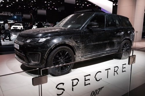 Điểm danh dàn xe trong Điệp viên 007 - Spectre - 10
Range Rover Sport SVR được mệnh danh là chiếc SUV nhanh nhất của Land Rover, với khả năng tăng tốc 0-100 km/h chỉ trong 4,5 giây trước khi đạt vận tốc tối đa 260 km/h.