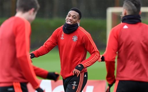 Rooney, Martial trở lại tập luyện cùng Man Utd - 8
Martial từng phải chống nạng rời sân sau trận giao hữu với tuyển Anh đầu tuần trước, anh cũng không thể tham dự trận gặp Watford. Nhưng giờ Martial đã trở lại
