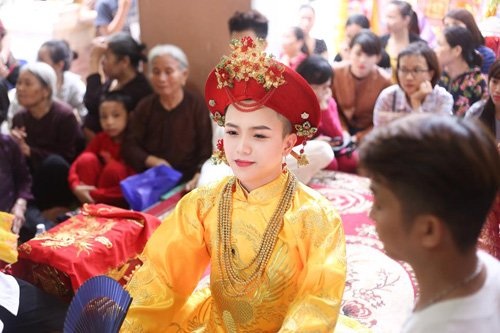 Dân mạng “phát sốt” với “mỹ nam hầu đồng” - 2
Khuôn mặt thanh tú và điển trai của Quốc Việt