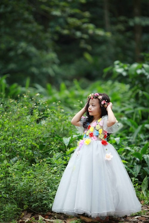 Mẫu nhí sành điệu hóa thân thành công chúa xinh đẹp - 2
Nam Phương được mẹ chuẩn bị kỹ càng từ trang phục cho đến các phụ kiện đi kèm để vào vai công chúa