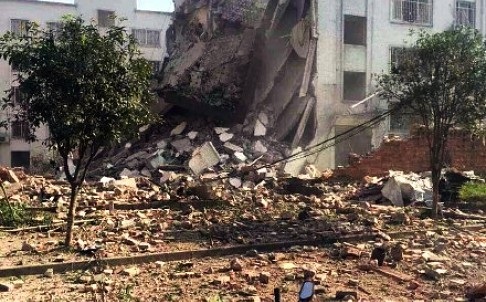 Trung Quốc: Khó mua súng nhưng dễ mua thuốc nổ - 1
Một tòa nhà bị phá hủy tại Liễu Châu sau vụ nổ ngày 30/9/ (Ảnh: SCMP)